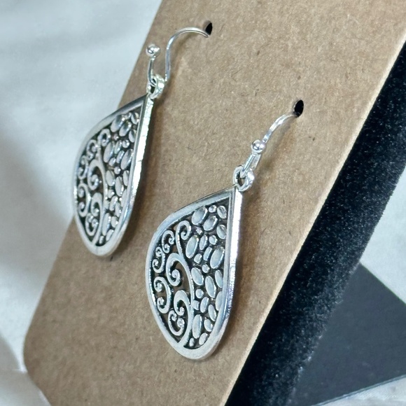 2/$20 Silver tone water droplet 1/2 filigree & 1/2 pebbled hook earrings NWOT - Picture 7 of 11